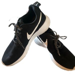 Black Nike Roshe, Sz 7.5